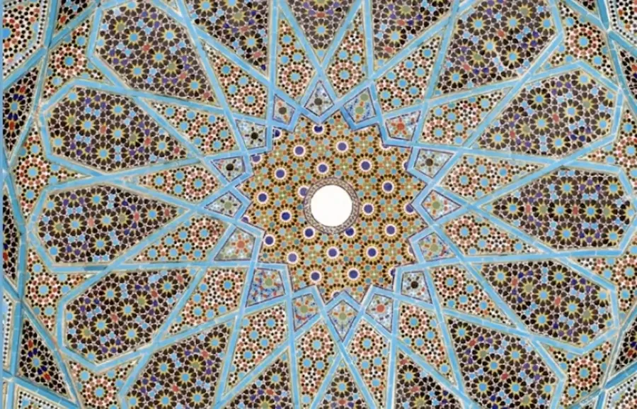 Plafond du mausolée du poète persan Hafez (1315-1390-Shiraz-1935-Iran). <br>Credit Pentocelo, licence creative commons attribution 3.0 Wikimedia commons