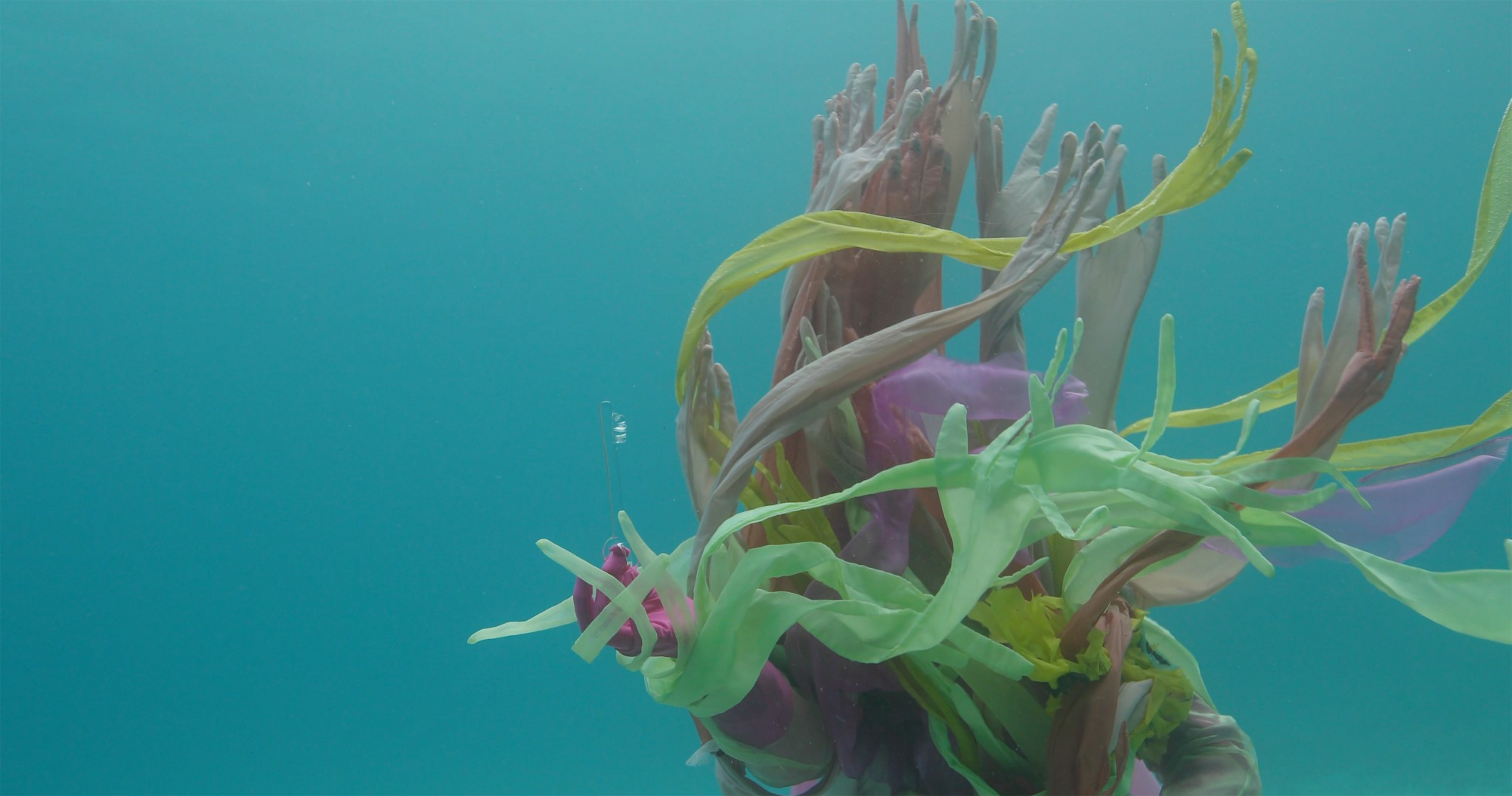 Laure Prouvost vidéo *Sous les Flots les Âmes Sont* 2024 adagp Paris 2025