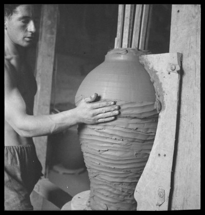 Guy Moinet, Fabrication des jarres, troisième phase, Vallauris, 1er juin 1945. Négatif souple, noir et blanc, 6 x 6 cm. Mucem © Mucem / Guy Moinet