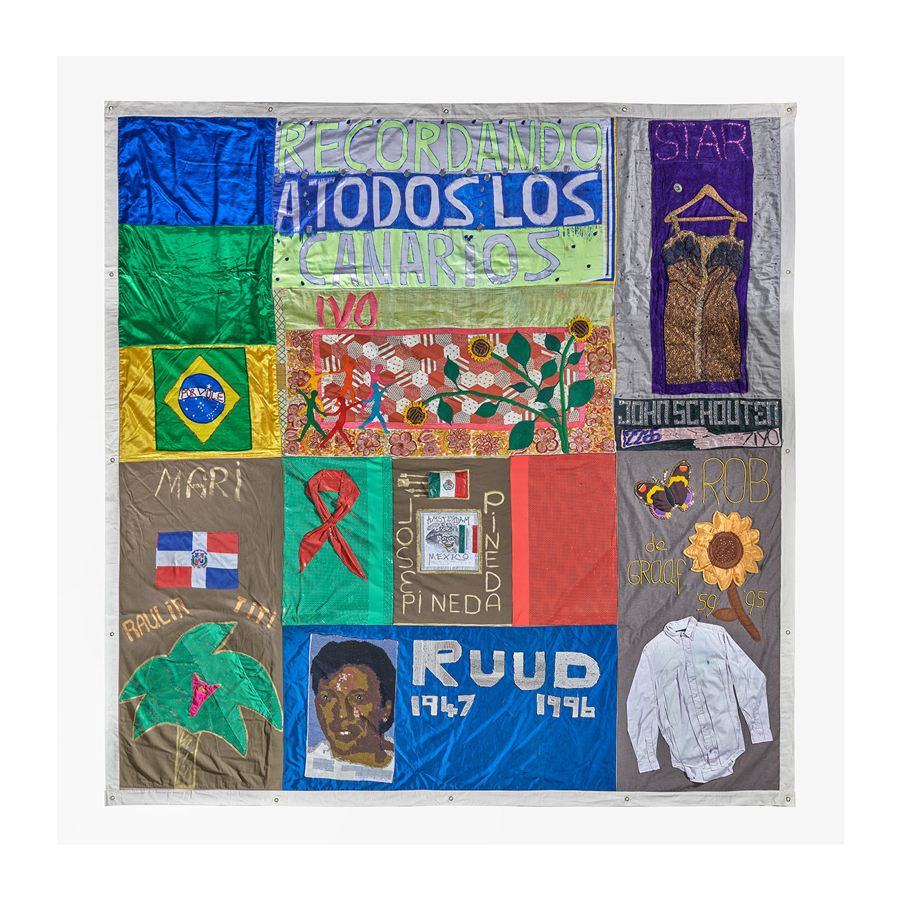 Bloc 23 du mémorial néerlandais du patchwork des noms, 2008 Matières textiles, 380 x 380 cm. Mucem, 2018.76.1 © Mucem / Yves Inchierman
