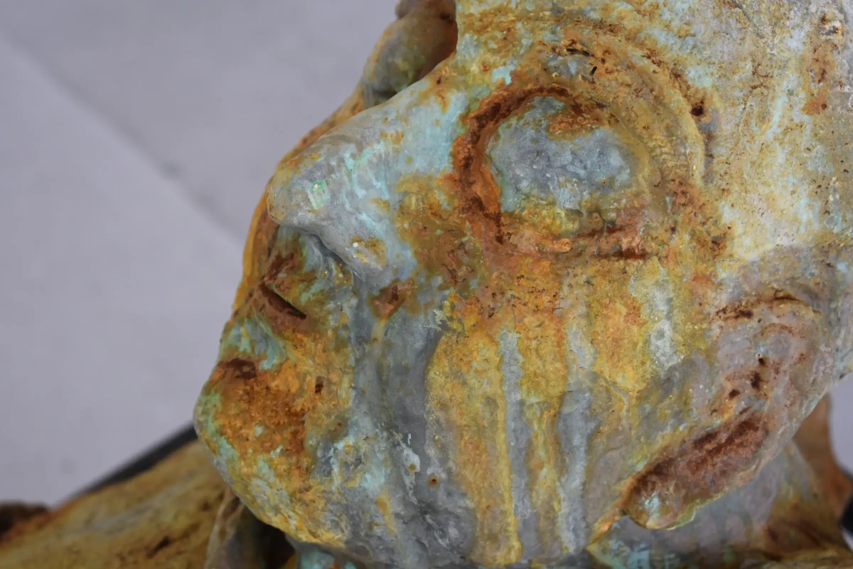 <em>Où sont partis les vivants ?</em> Détail de Oannes, plâtre patiné, 195 x 89 x 58 cm, 2022 ©Beatrice Leitonaite