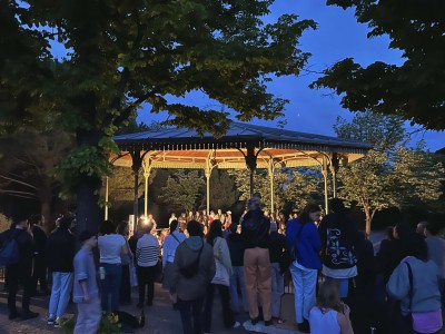 Ju Bourgain, *Circular Swing*, performance dans le Kiosque à Musique du Palais Longchamp, 4 mai 2024, dans le cadre du festival PAC, proposé par SISSI club et Triangle-Astérides centre d’art contemporain d’intérêt national