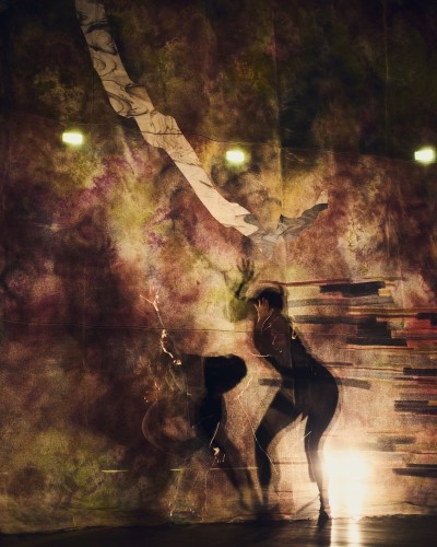 Amalia Laurent, À l'usage des fantômes, installation in situ, performance, in Chaque vie est une histoire, exposition collective, Musée national de l'histoire de l'immigration, Paris, 2024-2025. © Cyril Zannettacci