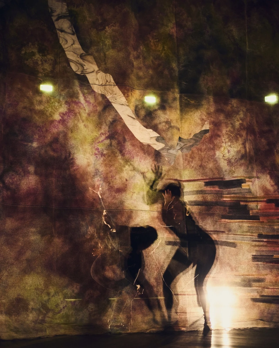 Amalia Laurent, À l’usage des fantômes, installation in situ, performance, in Chaque vie est une histoire, exposition collective, Musée national de l’histoire de l’immigration, Paris, 2024-2025. © Cyril Zannettacci