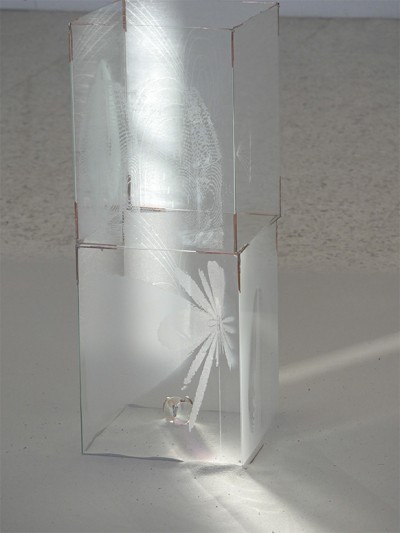 Rayonnements, gravure sur verre, bois, cuivre, verres de lunettes récupérés, 2024. Photo © Camille Derniaux