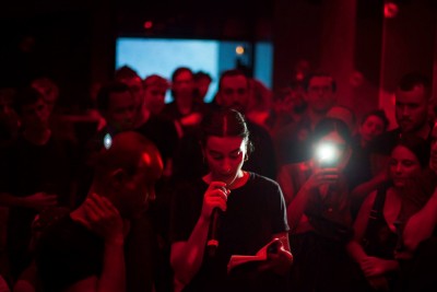 Claudia Pagès, *Her Hair*, lecture, Les Bains, Paris, 2018. Commissariat : Nikky Agency. 