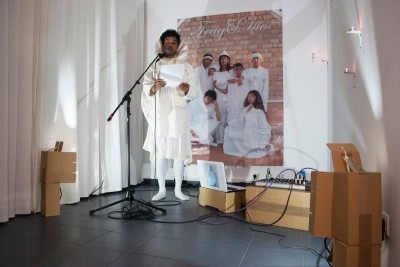 Harilay Rabenjamina, *TRAG&DIE*, 2017, performance et installation, vue de la performance à Goswell Road, Paris.