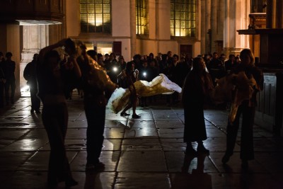 Ivan Cheng avec Kristoffer Zeiner, *Gemini Exit [beeny's retirement]*, Oude Kerk, Amsterdam, 2019. Photo : Maarten Nauw.