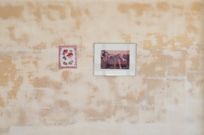 Karima El Karmoudi, Sans titre (détail), pâte à sel au mur, poster, double page magazine encadrée, 2020. © Marianne Mauclair