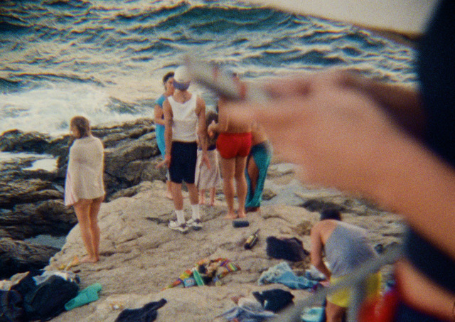 2_wide-open-in-the-shape-of-an-enormous-fan_2025