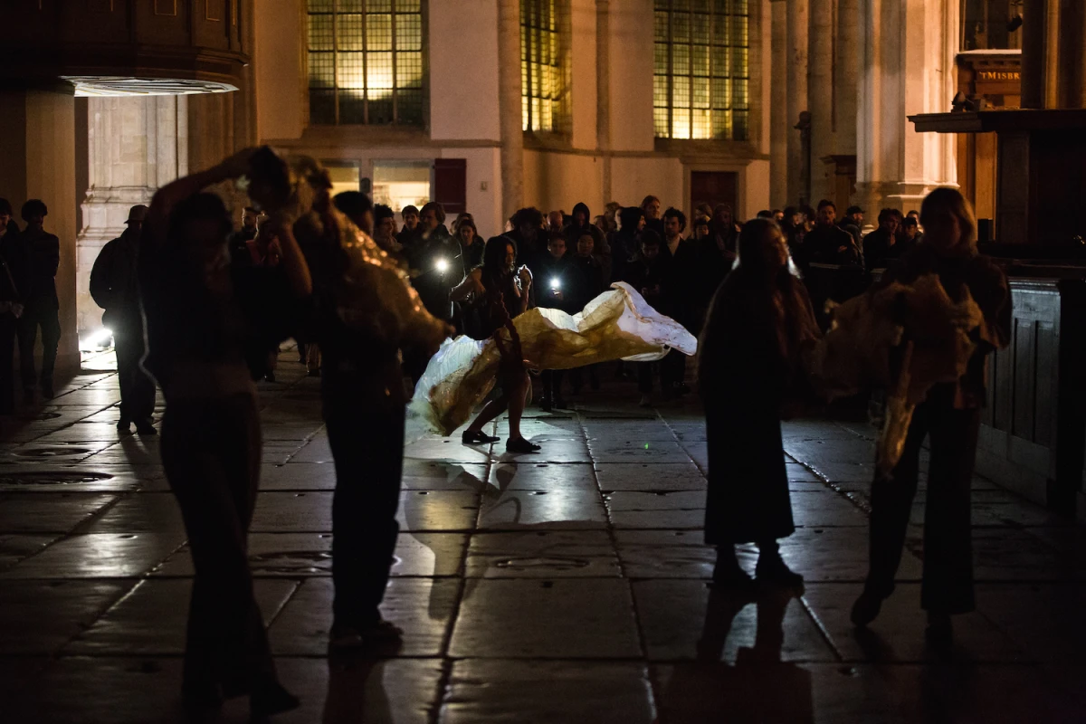 Ivan Cheng avec Kristoffer Zeiner, <em>Gemini Exit [beeny’s retirement]</em>, Oude Kerk, Amsterdam, 2019. Photo : Maarten Nauw.