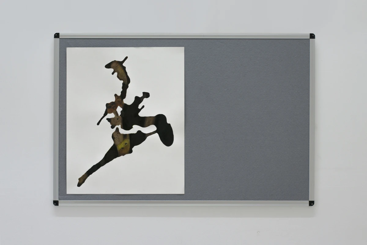 Rhea Dillon, <em>These words took years to arrive [pause] leaking fortified enclaves</em>, encre et peinture acrylique sur papier monté sur panneau d’affichage en feutre, 2020. Photo courtesy de l’artiste .