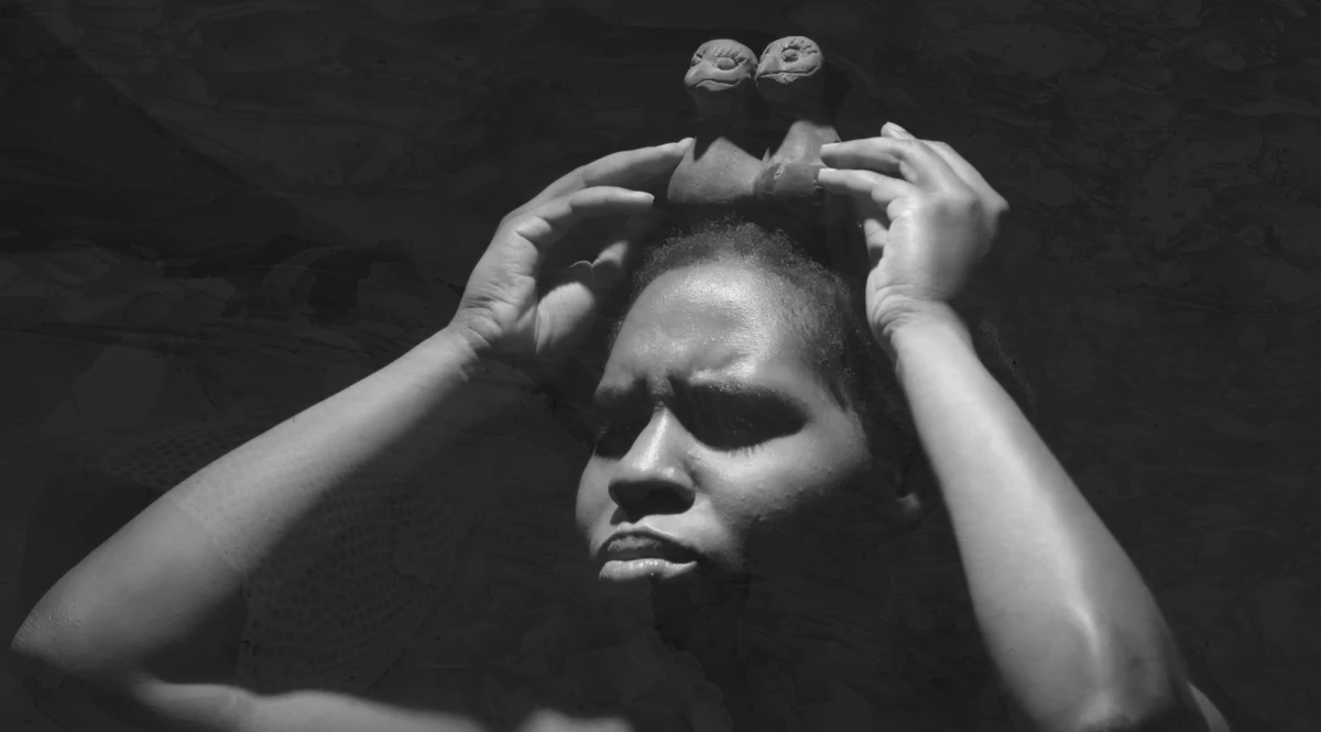 Vir Andrés Hera, <em>Misurgia Sisitallan</em>, installation vidéo sur 2 moniteurs, 2020. Production : Le Fresnoy Studio.