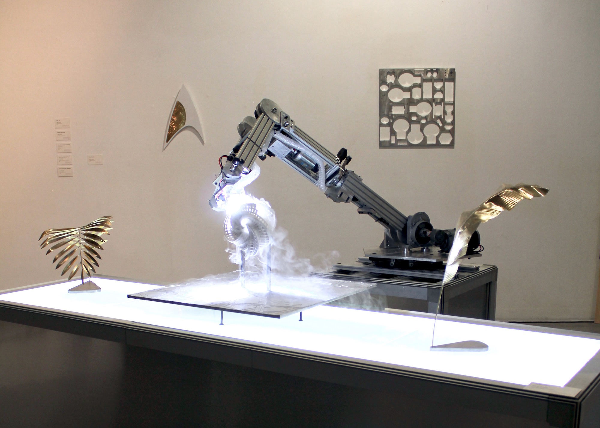 Mounir Ayache, *Jaffar One*, installation, bras robotisé, 2019, biennale de Paname, La maison rouge, Paris.