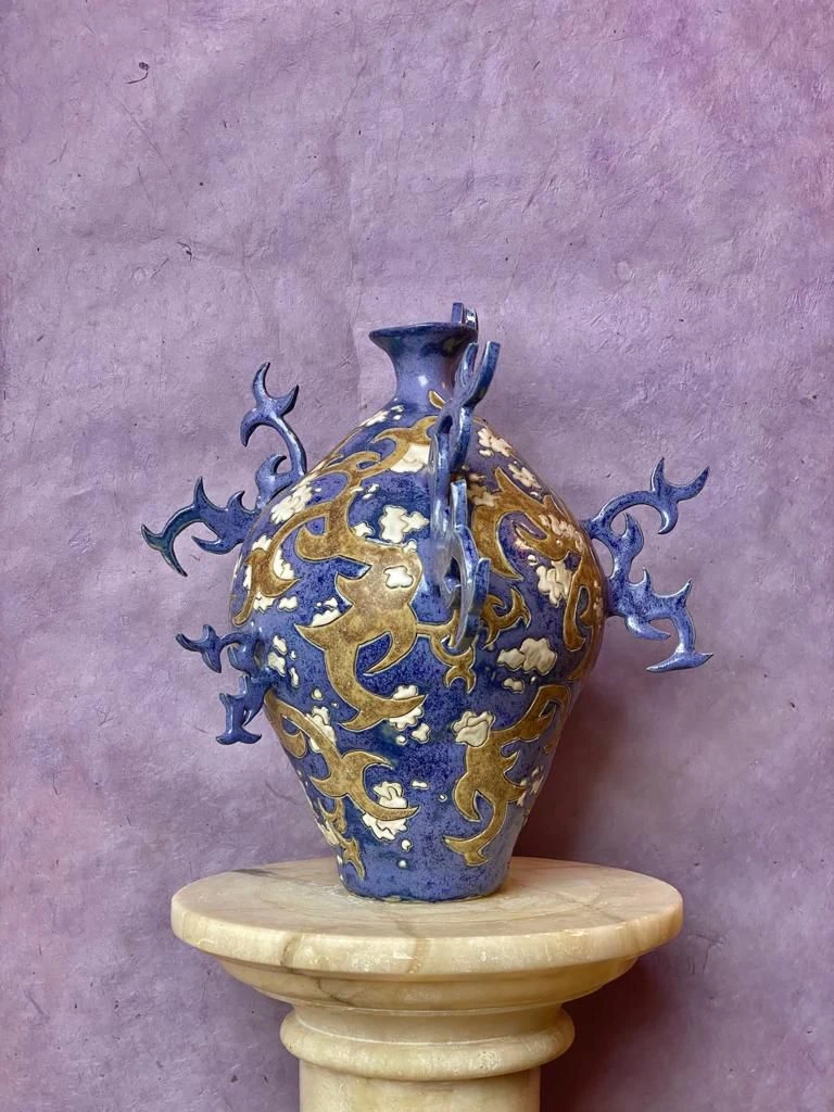 Manon Marvie, « <em>JUL JTM</em> » Grès blanc et recherches d’émaux haute température, 2022<br />
crédit photo Manon Marvie