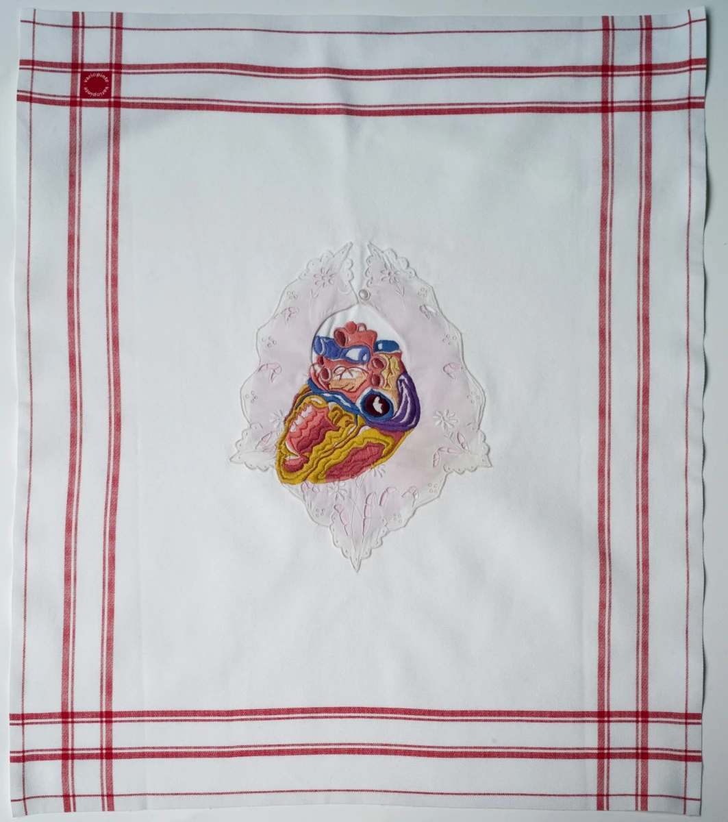 Carolle Benitah,<em> Le coeur</em>, broderie sur mouchoir, 2021, photo Carolle Benitah.