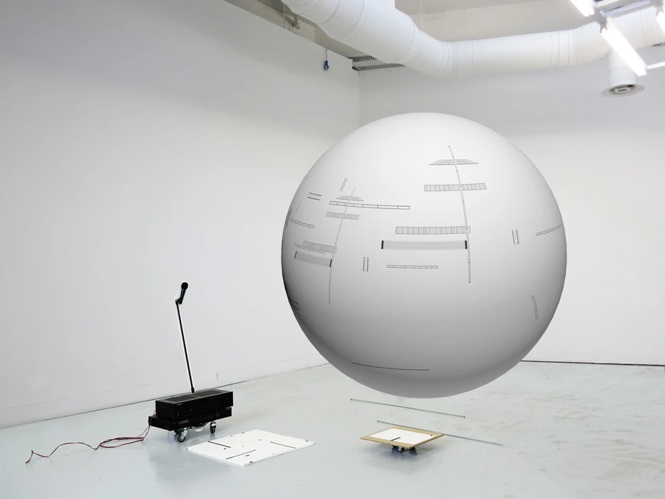 Bernard Pourrière, <em>partition-06</em>, installation micro cable, haut- parleur, pied metallique, socles, 2022