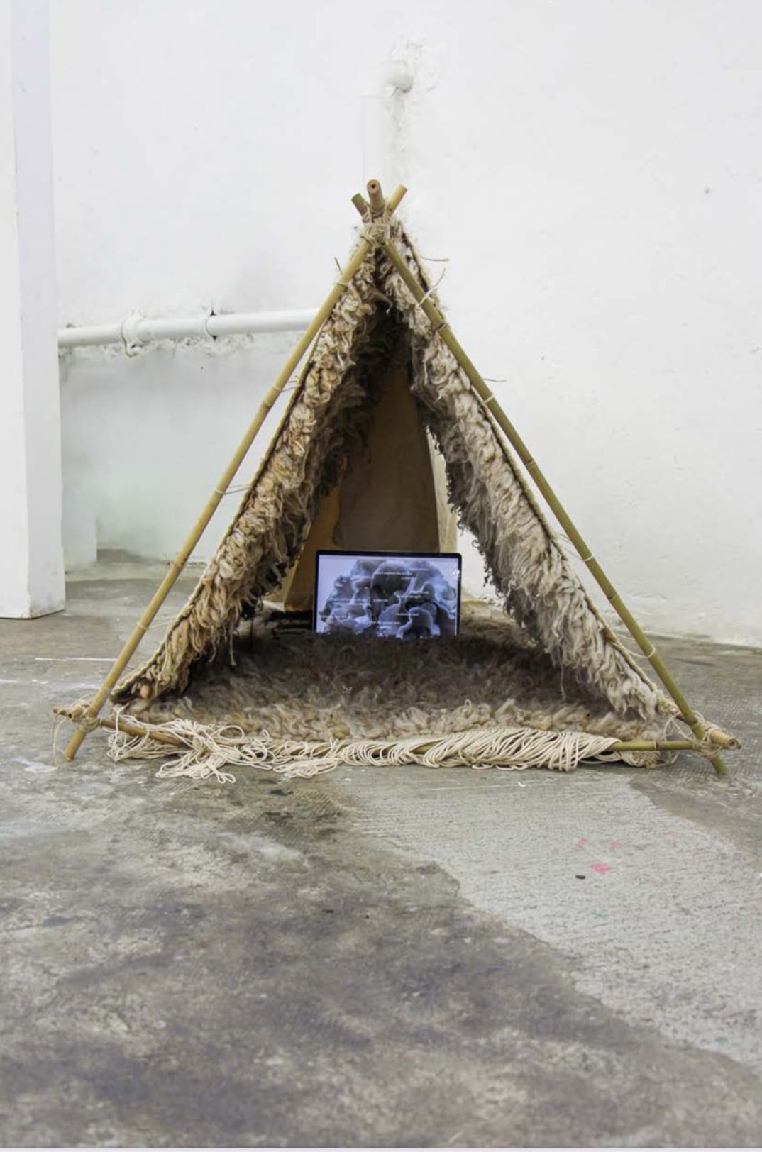 Mélanie Bayle, *Tyran sur mon flan*, Installation tissée à la main en laine solognote brute, fil de jute et structure en bambou, 100 x 110 x 90 cm, 2023
crédit photo Mélanie Bayle