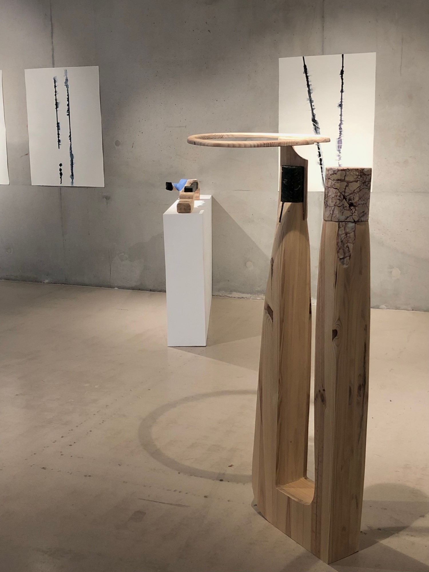 Iveta Duskova, Prima Forma, vue de l'exposition, oeuvre Equilibre, bois, pierre, encre, 2021