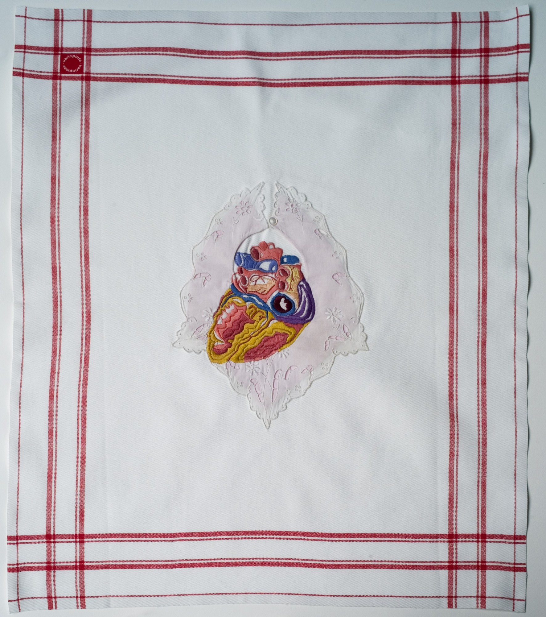 Carolle Benitah,* Le coeur*, broderie sur mouchoir, 2021, photo Carolle Benitah.