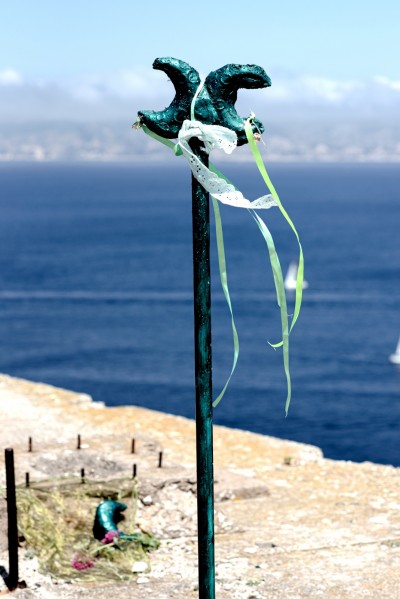 Brontë Scott, Magic scepter, plâtre, acier, ruban, 60 x 20 x 150 cm, 2024. Vue de l'exposition Freegoule, curatée par Alexandre Espagnol et Joshua Lettereux co-fondateurs du collectif 𝕷𝖔𝖛𝖊 𝖒𝖊 𝖗𝖊𝖓𝖉𝖊𝖗, Île du Frioul, Marseille, 19 mai 2024. © Sol Charr