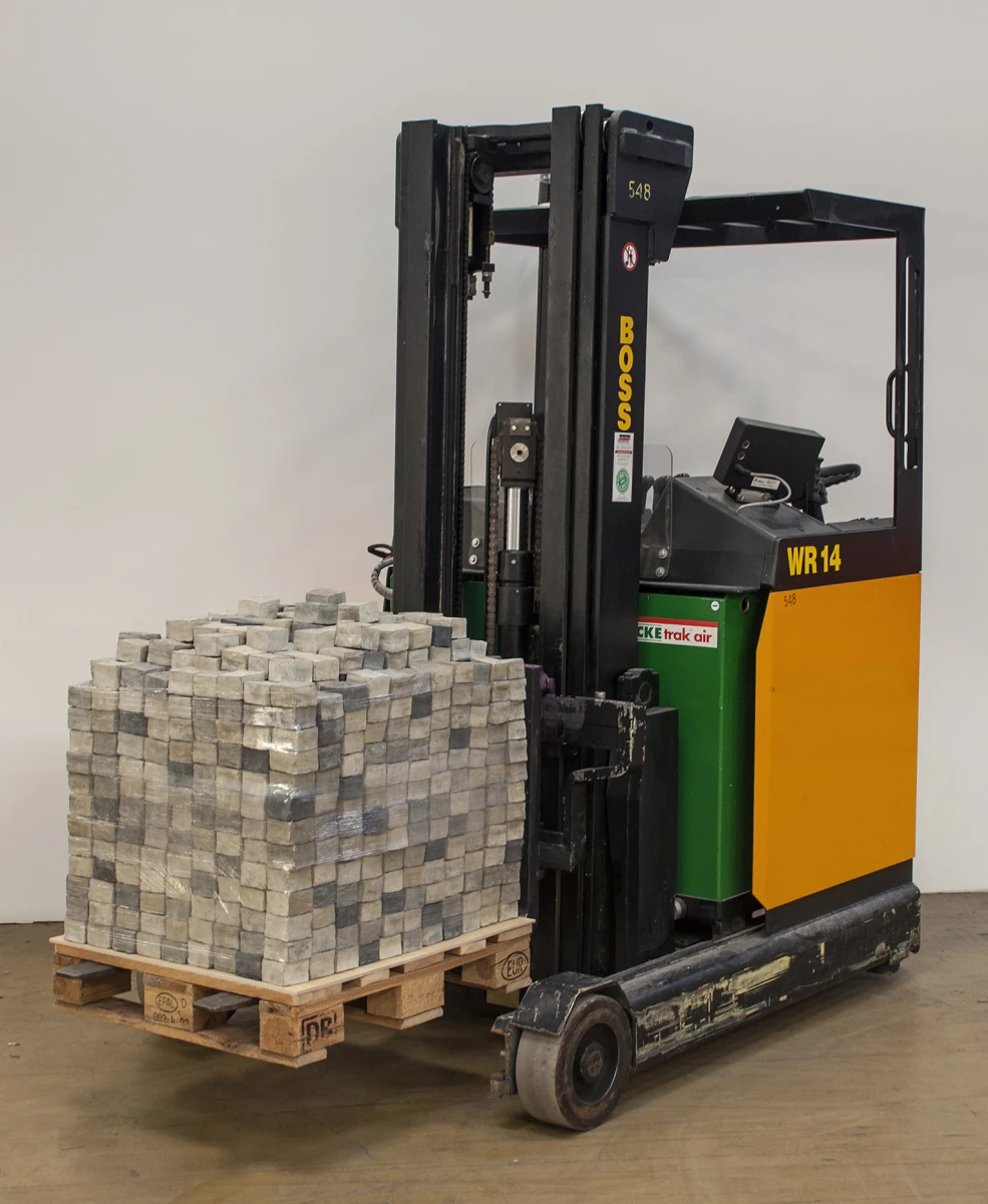 Jérémie Setton<br />
Pavés cherchant une destination,<br />
1500 fois 5 × 7 × 7 cm, Béton (moulages de savon d‘Alep) , palette et chariot élévateur, 2016-2017