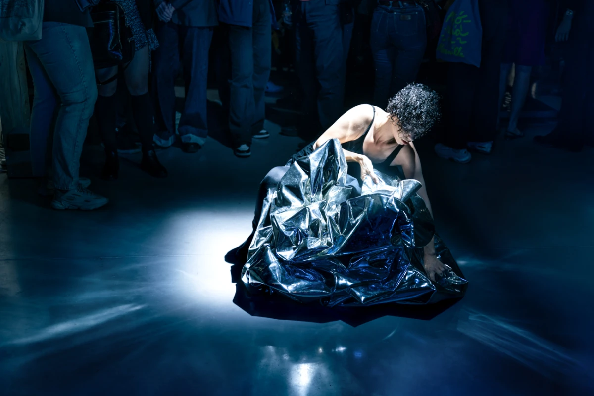 Jenny Abouav, <em>Enveloppe — sculpture vivante</em>, 2023, performance 3h, Centre Wallonie-Bruxelles, Paris, photo : Quentin Chevrier