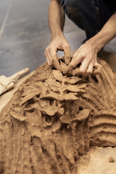 mael-gros-a-l-uvre-au-cours-de-sa-residence-artistique-a-terra-rossa-maison-de-la-ceramique-salernes-mael-gros.credit-photographique-nicolas-dani