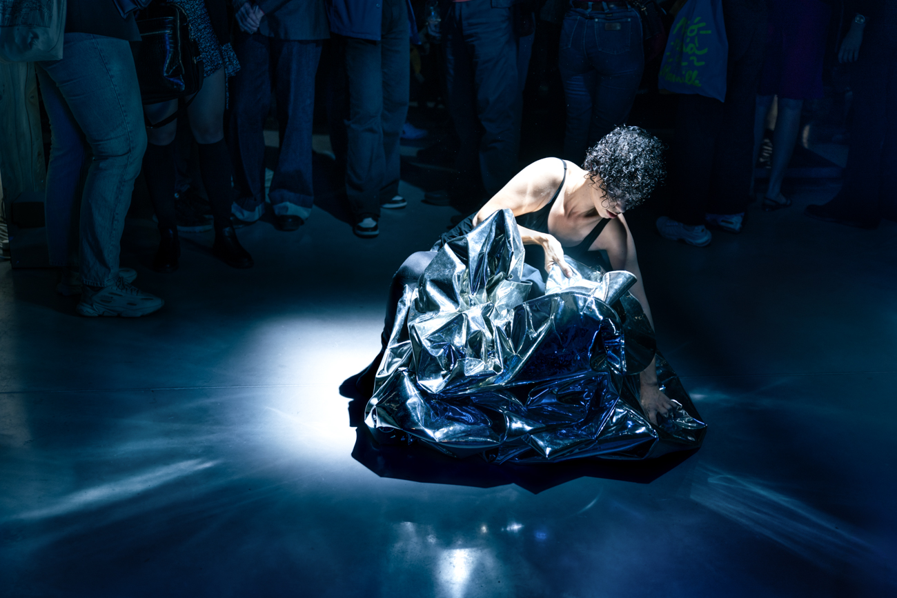 Jenny Abouav, *Enveloppe — sculpture vivante*, 2023, performance 3h, Centre Wallonie-Bruxelles, Paris, photo : Quentin Chevrier