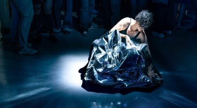 Jenny Abouav, *Enveloppe — sculpture vivante*, 2023, performance 3h photo : Centre Wallonie-Bruxelles, Paris