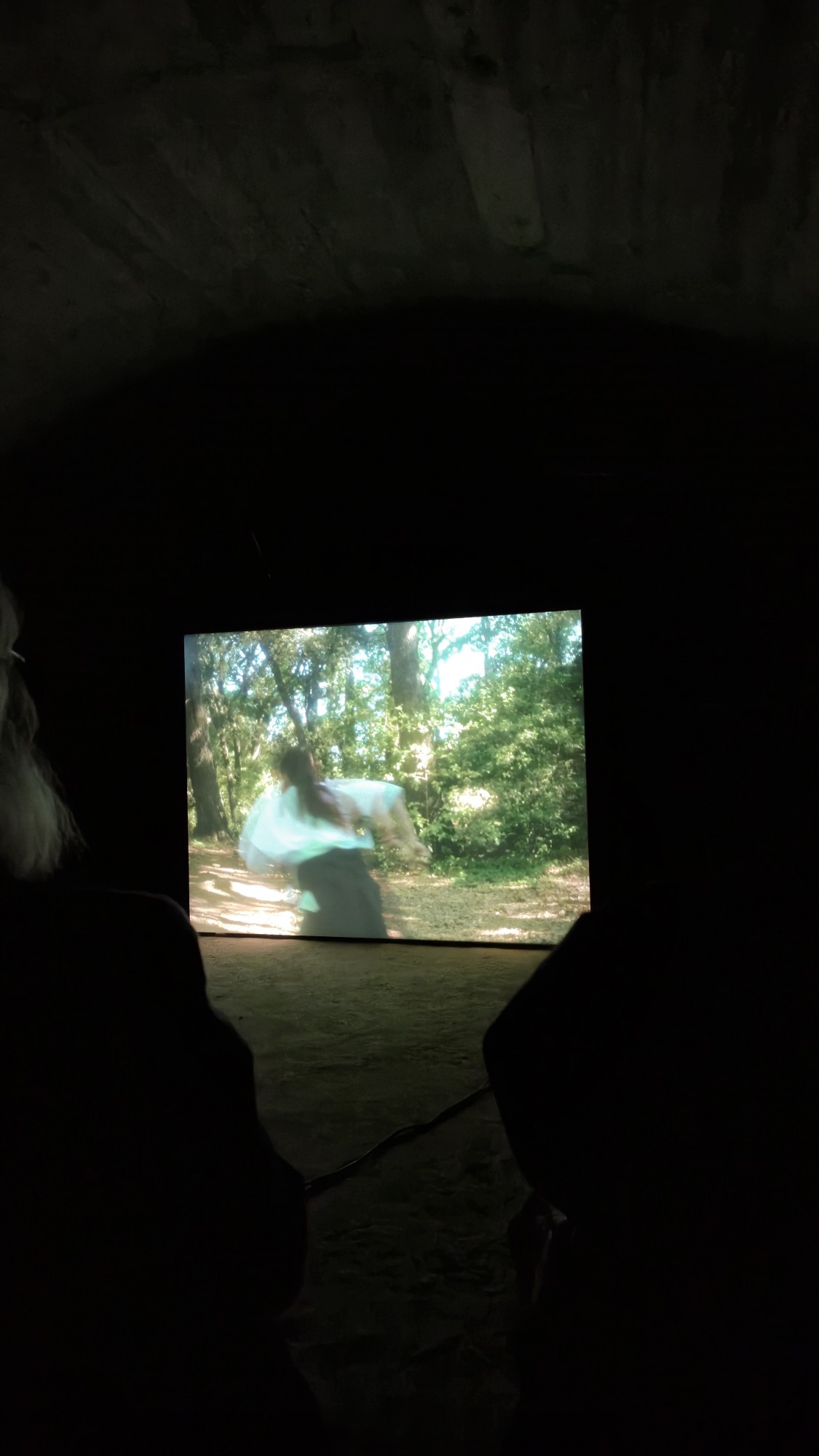 Sortie de résidence et projection du film de Norman Nedellec dans les tunnels du Parc de la Poudrerie Miramas et Saint-Chamas, 2025, photo : Léo Ferreiro, voyons voir